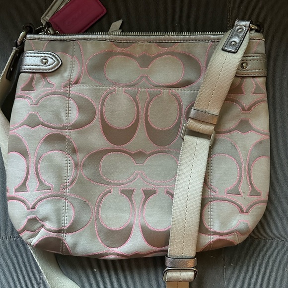 Light beige Coach cross-body purse with beige and pink C design - Picture 4 of 8